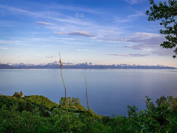 Piękny Widok Spokojne Jezioro Śnieżnymi Górami Tle Alasce — Zdjęcie stockowe