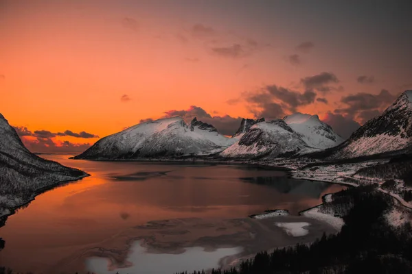 Ett Landskap Berg Vid Majestätisk Flod Vid Solnedgången Med Orange — Stockfoto