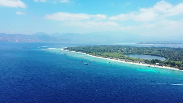 Asya Daki Mavi Okyanustaki Yemyeşil Tropikal Adanın Havadan Görünüşü — Stok fotoğraf