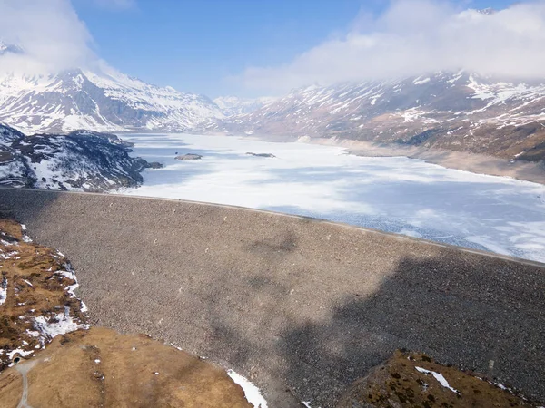 Vzdušný Záběr Zamrzlého Jezera Obklopeného Horami Pokrytými Sněhem — Stock fotografie