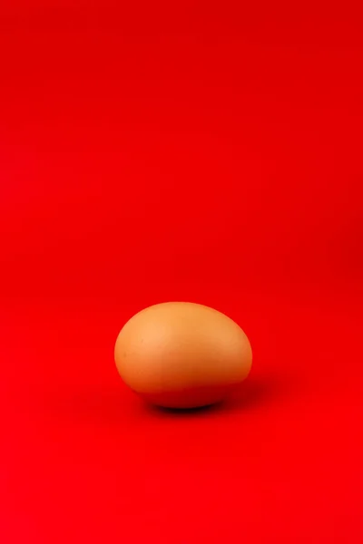Μια Κάθετη Φωτογραφία Ενός Αυγού Χώρας Έντονο Κόκκινο Φόντο — Φωτογραφία Αρχείου