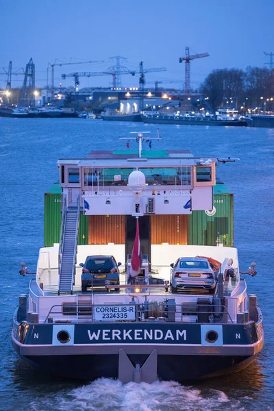 Ett Vertikalt Skott Containerfartyget Cornelis Väg Mot Staden Maasbract Nederländerna — Stockfoto