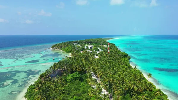 紺碧の海の熱帯の島の空中ショット — ストック写真