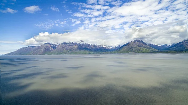 Umut Alaska Daki Bir Göle Karşı Bulutlarla Kaplı Karlı Bir — Stok fotoğraf