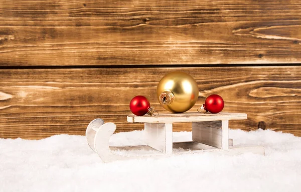 Gros Plan Boules Décoratives Noël Sur Neige Sur Fond Bois — Photo