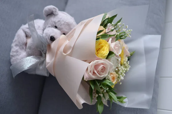 一只可爱的泰迪熊和一束鲜花 — 图库照片