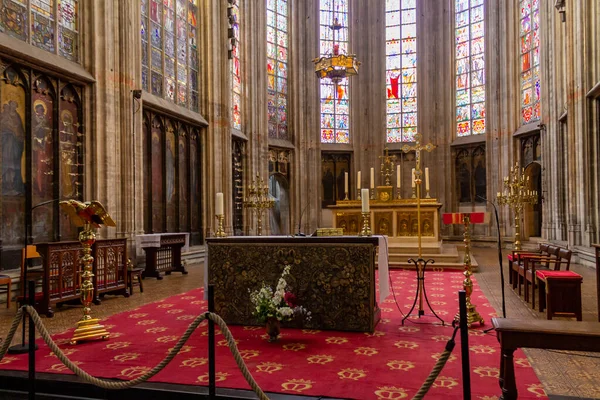 ブリュッセルのサブロンで勝利の聖母教会の内部の風光明媚なショット — ストック写真