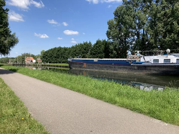 Łódź Przy Kanale Między Leuven Mechelen Blisko Śluzy — Zdjęcie stockowe
