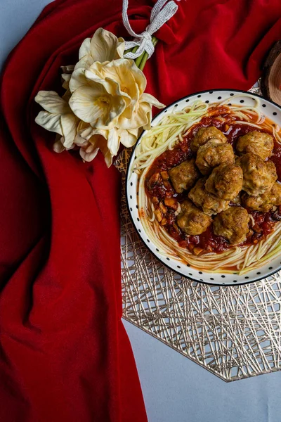 Een Bovenaanzicht Van Gehaktballen Met Rode Saus Courgette Noedels Gevouwen — Stockfoto