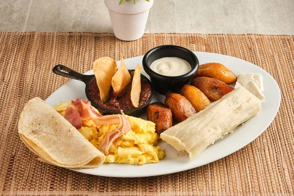 Plan Rapproché Petit Déjeuner Traditionnel Avec Tortilla Plantains Frits Œufs — Photo