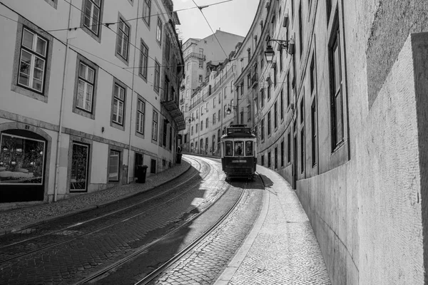 Een Grijsschaal Opname Van Een Tram Lissabon Rijdend Een Lege — Stockfoto