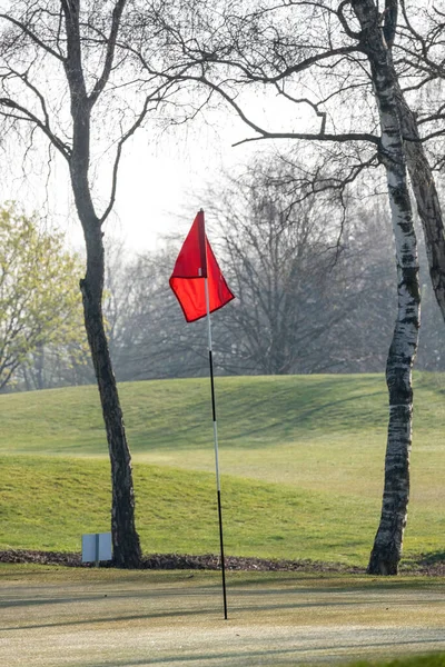 Tiro Vertical Una Bandera Roja Poste Campo Golf — Foto de Stock