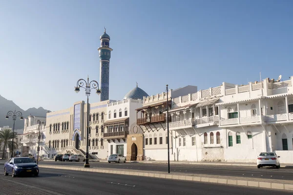 美しい家や交通のない道路とムトラコルニッチの象徴的な青いモスク — ストック写真