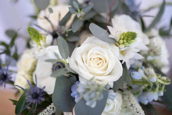 Ένα Επιλεκτικό Focus Shot Από Λευκό Μπουκέτο Λουλουδιών Θολή Φόντο — Φωτογραφία Αρχείου