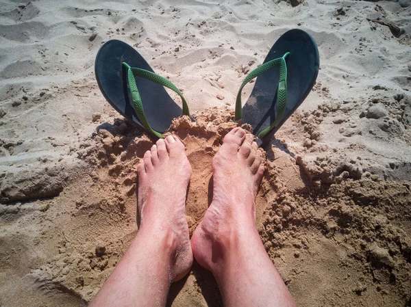 Вид Сверху Загорелые Ноги Шлепанцами Пляже — стоковое фото