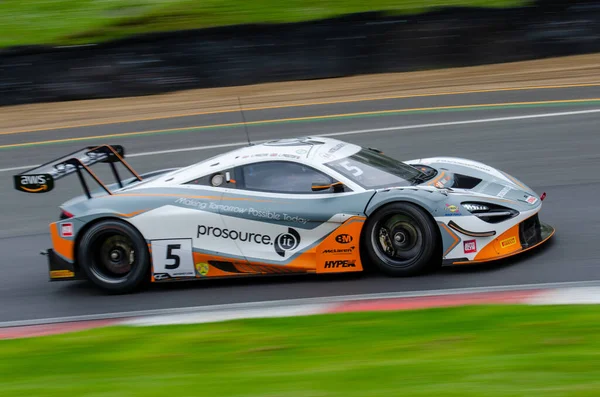 Uma Longa Exposição Tiro Carro Laranja Mclaren 720S Durante Corrida — Fotografia de Stock