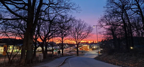 瑞典索伦图纳市的天空中闪烁着美丽的粉色夕阳 — 图库照片
