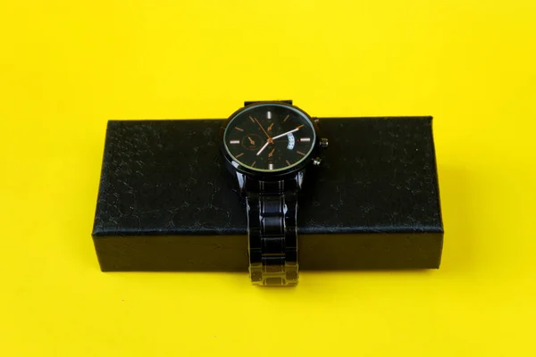 Nahaufnahme Einer Luxus Armbanduhr Auf Einer Schwarzen Geschenkbox Vor Gelbem — Stockfoto