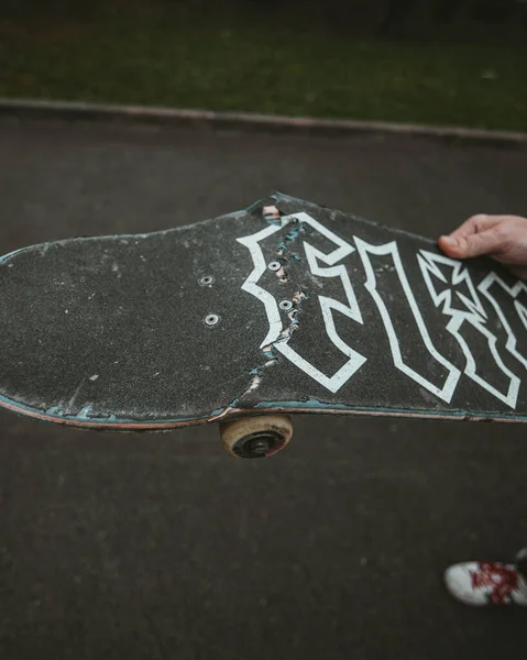 Disparo Vertical Una Mano Sosteniendo Monopatín Roto Skatepark — Foto de Stock