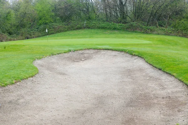 Een Shot Van Een Golfbaan Met Gras Bedekte Secties Zonder — Stockfoto