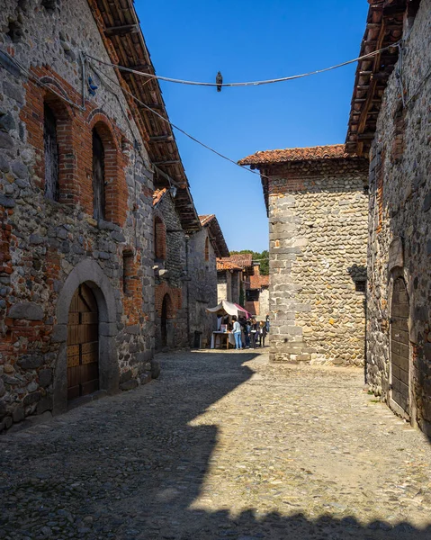 意大利皮埃蒙特地区典型中世纪村庄Ricetto Candelo的纵向照片 — 图库照片
