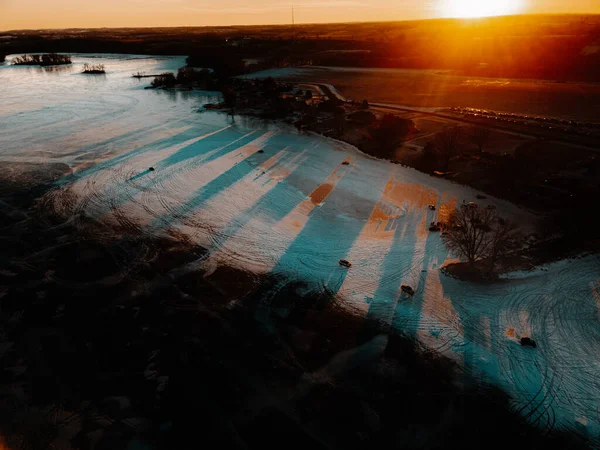 Vzdušný Záběr Zamrzlého Jezera Poletujícími Auty — Stock fotografie