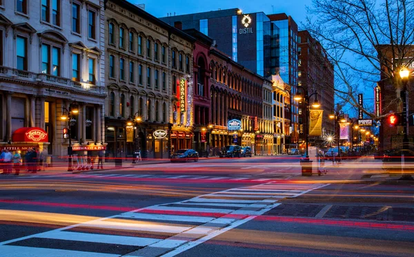 Dlouhý Záběr Reflektorů Noci Main Street Louisville Kentucky — Stock fotografie