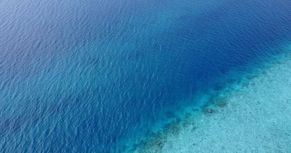 モルディブの澄んだ青い海 — ストック写真