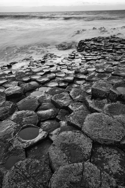 Вертикальный Снимок Моющих Воду Базальтовых Пород Дамбе Гигантов Северной Ирландии — стоковое фото