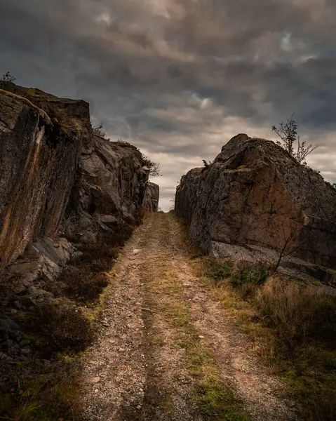 Beau Plan Vertical Falaise Rocheuse Contre Ciel Nuageux Gris Dramatique — Photo