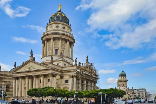 在德国柏林 一个阳光明媚的日子里 德国教堂在林门汀广场与蓝天相映成趣的美丽照片 — 图库照片
