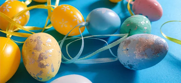 Zblízka Záběr Barevných Velikonočních Vajíček Neklidné Formě Modrém Pozadí — Stock fotografie