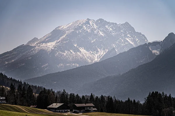 Een Prachtige Opname Van Besneeuwde Alpen Zichtbaar Vanaf Het Nationalpark — Stockfoto