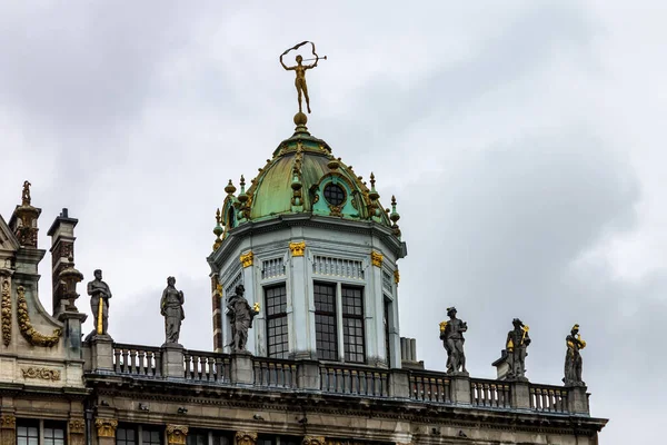 Zbliżenie Rzeźb Dachu Zabytkowych Budynków Gildii Grand Place Centrum Brukseli — Zdjęcie stockowe