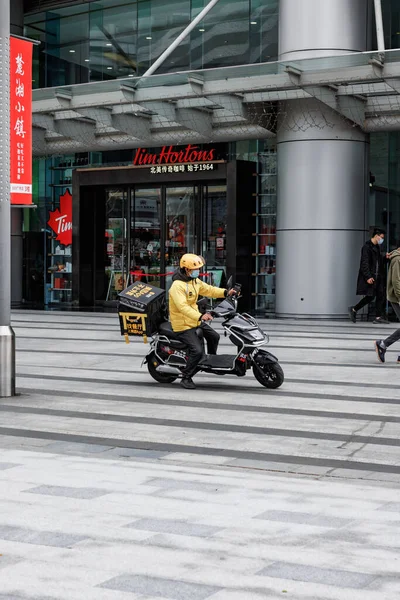 Pionowe Ujęcie Kuriera Motocyklu Dostarczającym Towary Podczas Zamknięcia Covid Szanghaj — Zdjęcie stockowe
