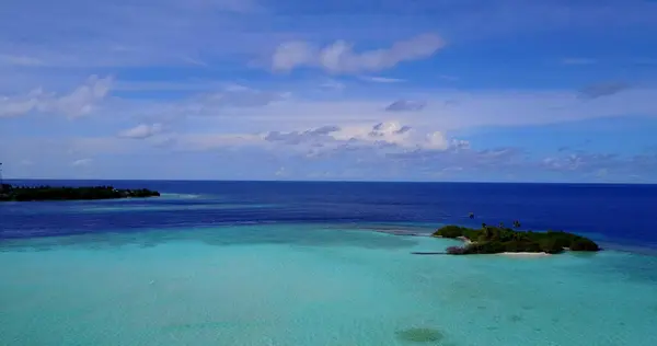 Красивый Вид Остров Спокойным Морем Летний Солнечный День — стоковое фото