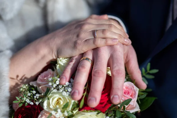 Detailní Záběr Rukou Ženicha Nevěsty Snubními Prsteny Kytici — Stock fotografie