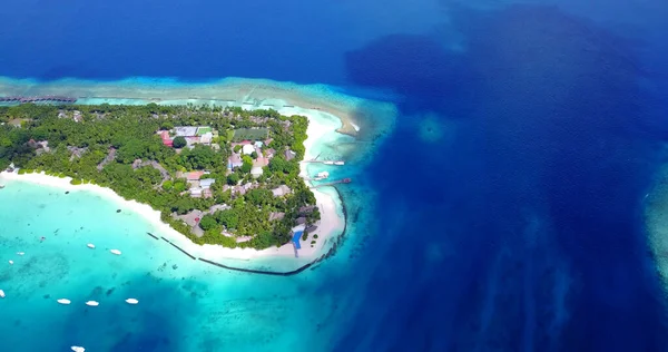 モルジブの木々や建物がある島によるターコイズブルーの水の空中ビュー — ストック写真
