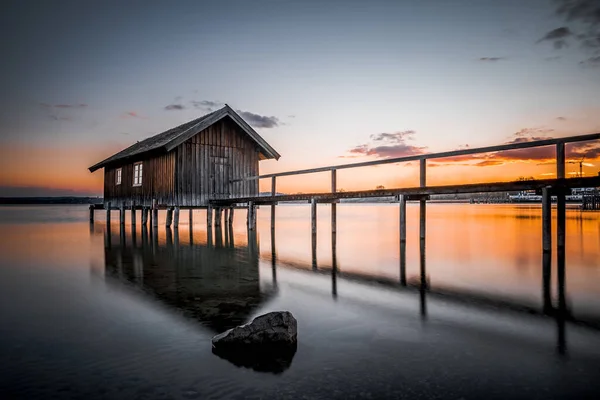 德国巴伐利亚Ammersee湖的一个古老船屋 在日落前 — 图库照片