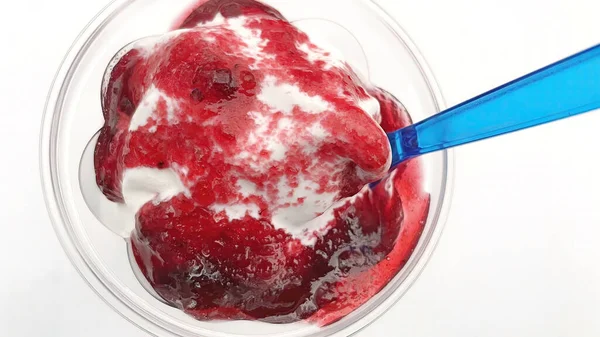 Eine Nahaufnahme Von Eis Mit Fruchtsauce Einem Plastikbecher Und Einem — Stockfoto