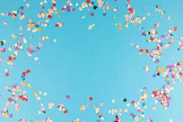 Fond Bleu Avec Des Confettis Colorés Espace Copie — Photo