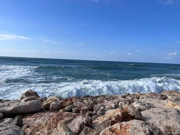 Kayalık Bir Kıyıya Yakın Okyanus Manzarası — Stok fotoğraf