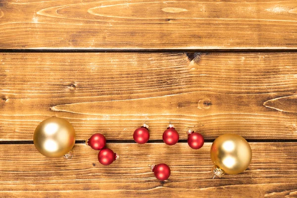 Ahşap Arka Planda Kırmızı Altın Renkli Noel Toplarının Yakın Plan — Stok fotoğraf