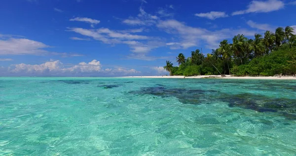 在印度尼西亚一个阳光明媚的日子里 一个平静的蓝色海景和一个有着茂盛自然气息的海岸的风景 — 图库照片