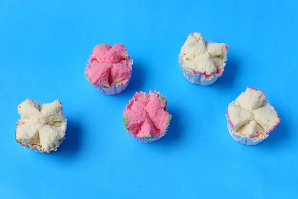 Тушеный Бисквитный Торт Индонезийская Еда Болу Кукус Изолированные Синем Фоне — стоковое фото