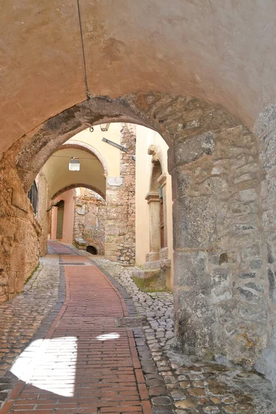 ラツィオ地域 イタリアの歴史的な町の古い中世の石造りの建物の間の通り — ストック写真