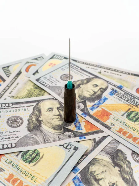 Eine Vertikale Aufnahme Einer Spritze Auf Usd Banknoten Isoliert Auf — Stockfoto