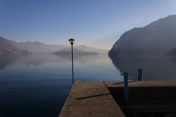 Μια Προβλήτα Στη Λίμνη Iseo Μια Ομιχλώδη Ημέρα Ιταλία — Φωτογραφία Αρχείου