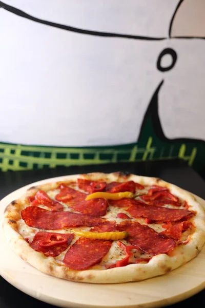 Tiro Vertical Uma Pizza Com Salame Pimentas Coberturas Queijo — Fotografia de Stock