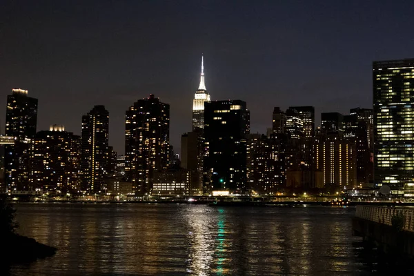 Вночі Нью Йорку Мальовничий Краєвид Хмарочосів Освітленими Вогнями — стокове фото